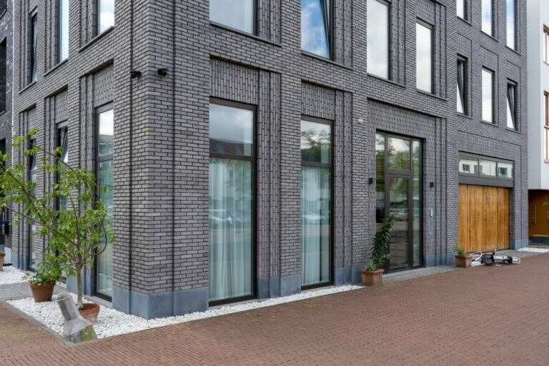 Erdgeschoßzone eines Wohnhauses in Coendersbuurt, Nieuw Delft