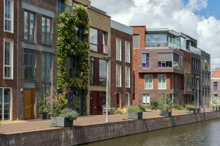 schmale Wohnhäuser an einem Kanal