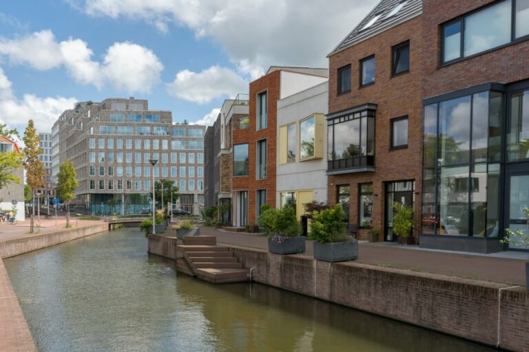 Neubauten an einem Kanal in Delft