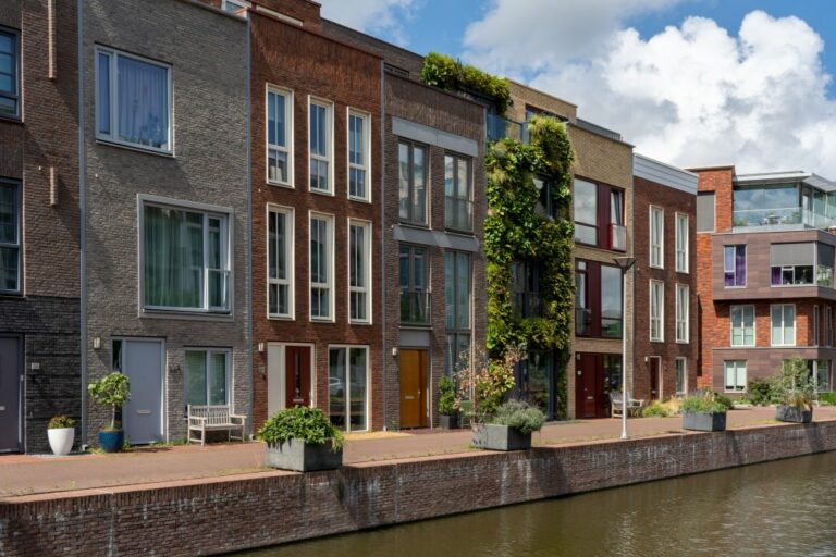 kleine Wohnhäuser mit unterschiedlichen Höhen und Fassadengestaltungen in Delft, Niederlande