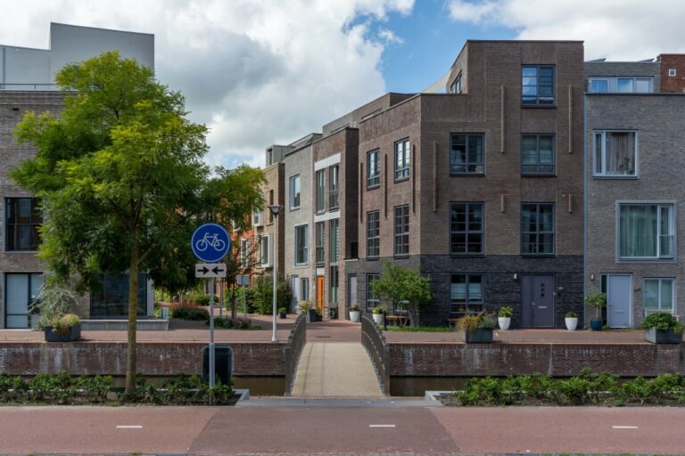 Brücke über einen Kanal, Wohnhäuser, Radweg