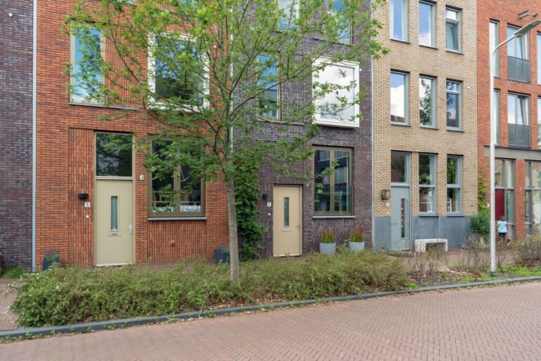 verkehrsberuhigte und begrünte Straße mit Reihenhäusern in Coendersbuurt, Nieuw Delft