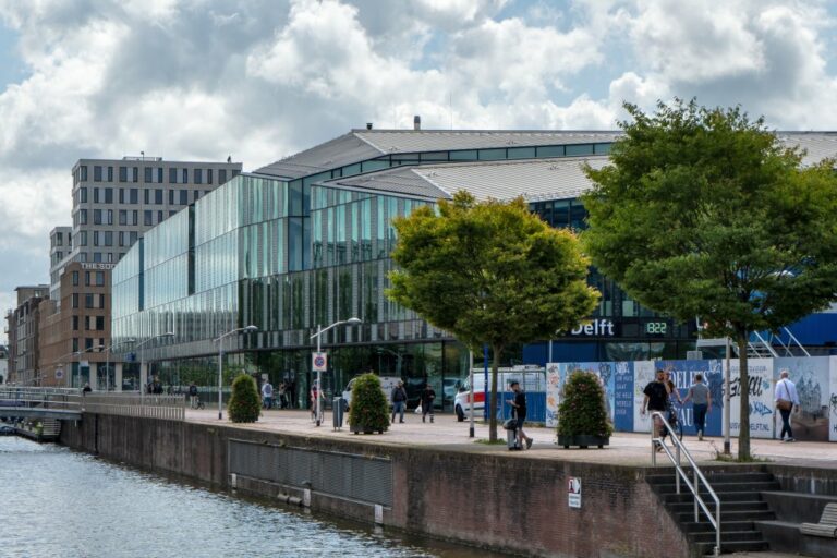 neue Gebäude an einem Kanal, Bäume, Leute