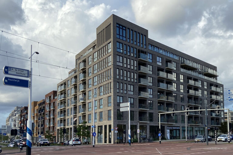 großes Wohnhaus mit Balkonen in Delft, Straße, Autos, Oberleitungen, Ampeln