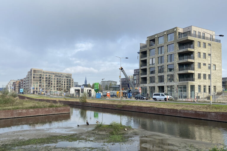Neubauareal in Delft, Kanal, Baustelle
