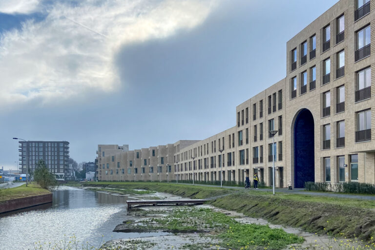 langes Wohnhaus an einem Kanal