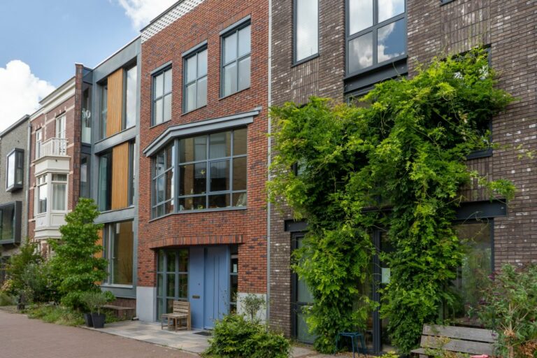 verkehrsberuhigte und begrünte Straße mit Reihenhäusern in Coendersbuurt, Nieuw Delft