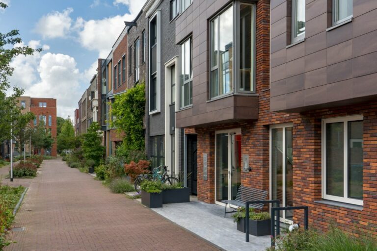 verkehrsberuhigte und begrünte Straße mit Reihenhäusern in Coendersbuurt, Nieuw Delft