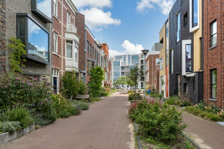 verkehrsberuhigte und begrünte Straße mit Reihenhäusern in Coendersbuurt, Nieuw Delft