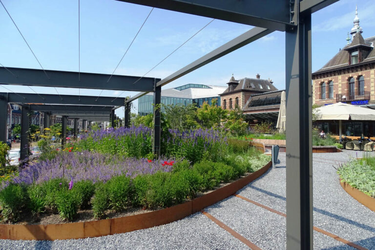 Pergola, Pflanzen, neuer Park, altes Bahnhofsgebäude