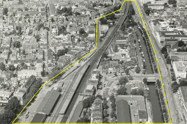 Luftaufnahme des Bahnhofareals von Delft