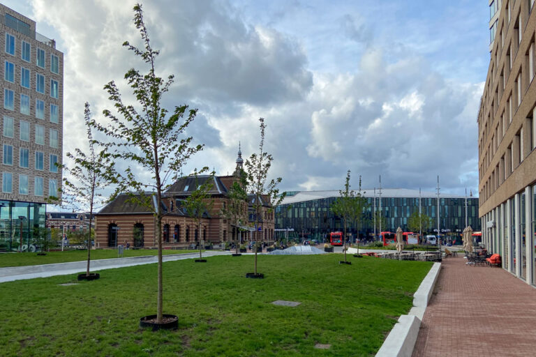 neu errichteter Park in Delft, historisches Bahnhofsgebäude und Neubauten
