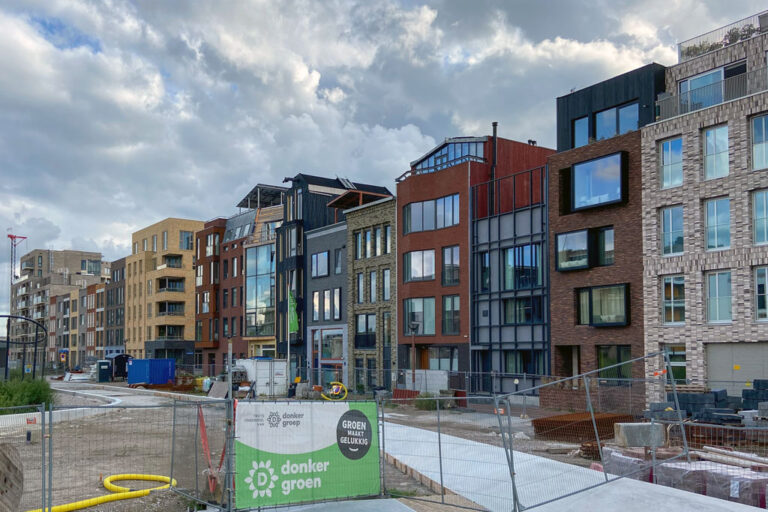 Häuserzeile mit Neubauten in Delft, Baustelle