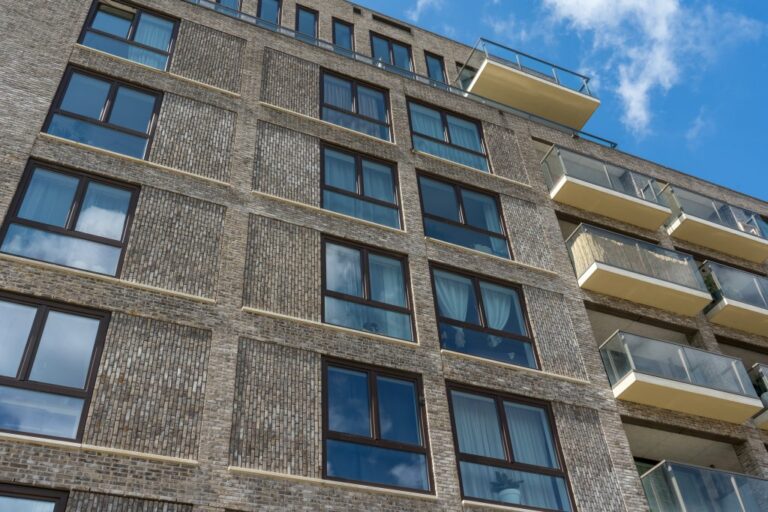 Fassade eines modernen Wohnhauses in Delft mit Klinkerfassade