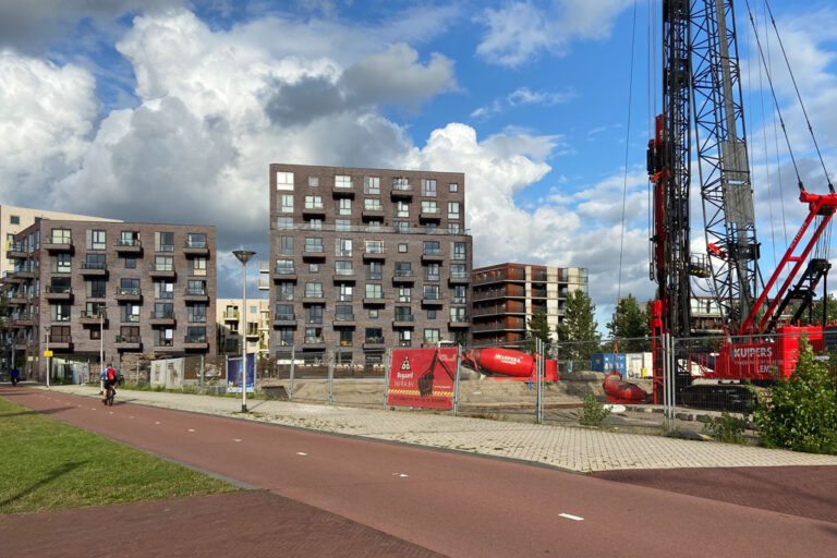 Baustelle neben einem Wohnhaus, Radweg