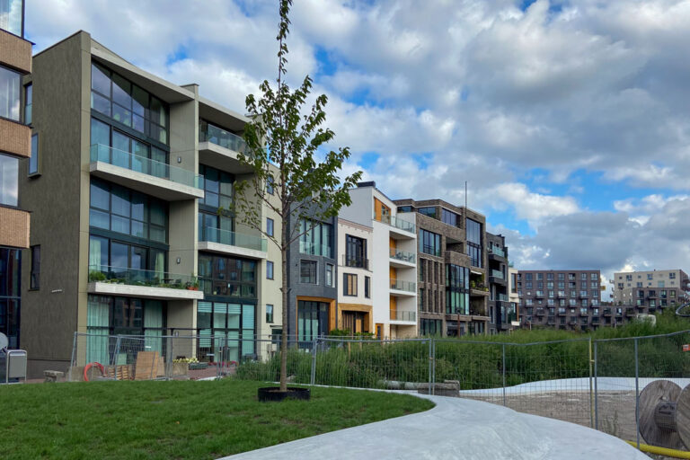 Häuserzeile mit Neubauten in Delft, Park, Baum, Baustelle