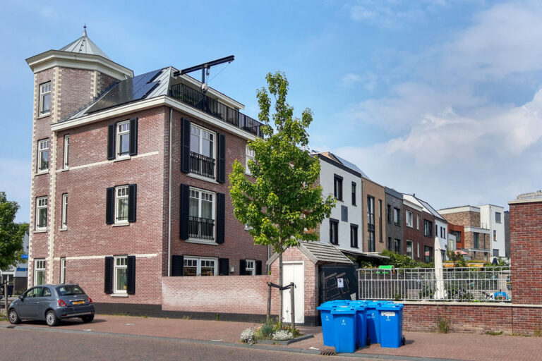Neubauten in Delft, links ein Gebäude in traditionellem Baustil