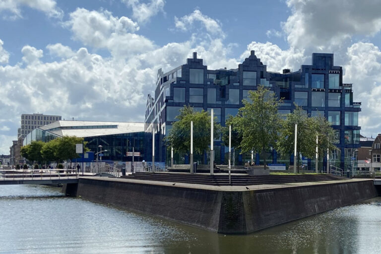 großer Neubau an einem Kanal in Delft