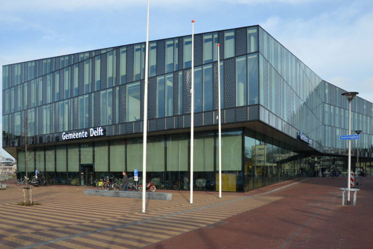 Rathaus und Bahnhof von Delft, Gebäude mit Glasfassade