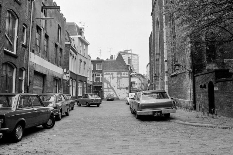 Platz in Utrecht, Autos, kleine Häuser