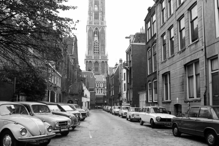 Platz neben einer Kirche, Autos, Bäume, Turm des Utrechter Doms