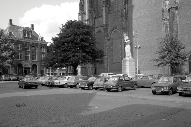 Autos, Bäume, Kirche, Platz