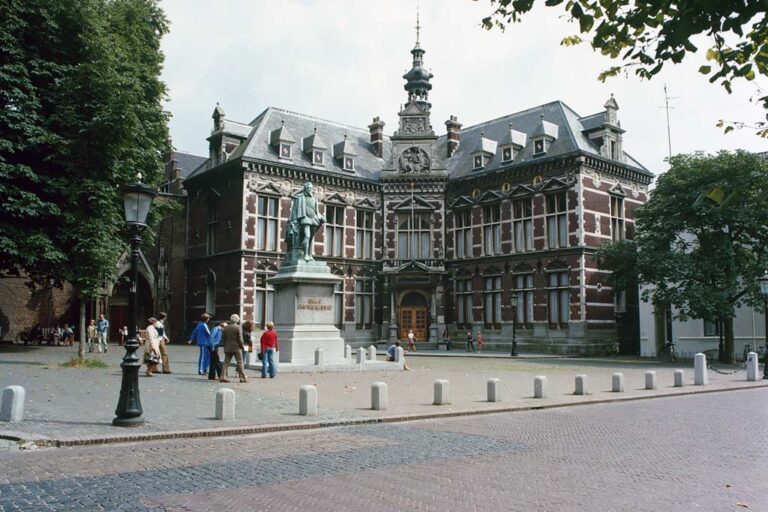 Gebäude, Statue, Poller, Bäume