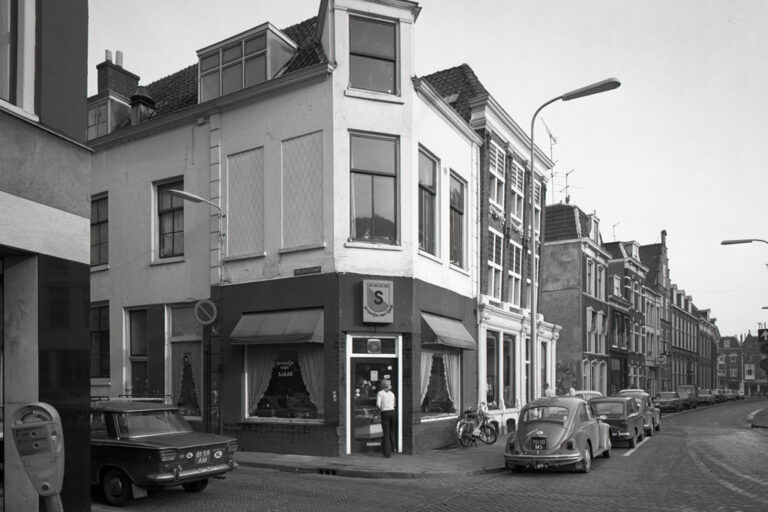 Autos und Häuser im Zentrum von Utrecht