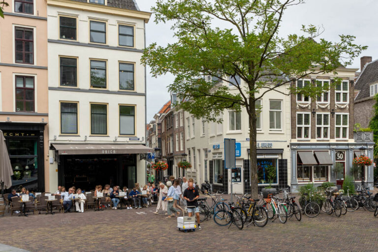 Platz in Utrecht, Baum, Fahrräder, Gastgarten, Leute