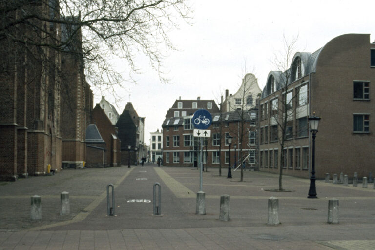 Kirche, Platz, Häuser
