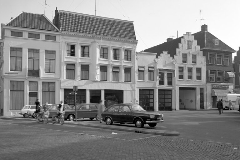 Häuser auf einem Platz in Utrecht, davor Autos