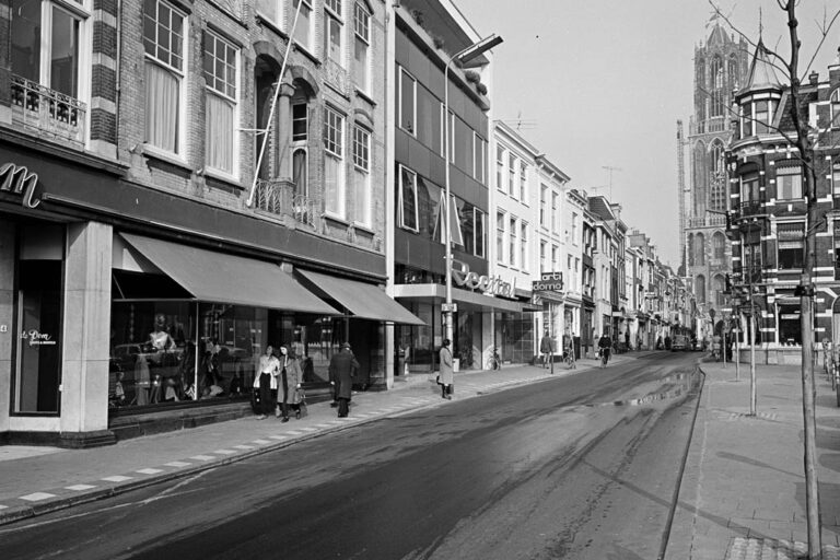 Straße mit Häuserzeile
