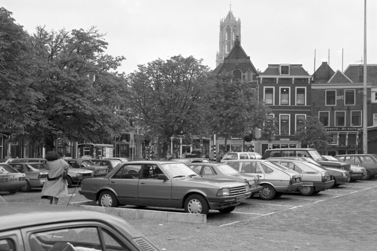 parkende Autos auf einem Platz in Utrecht