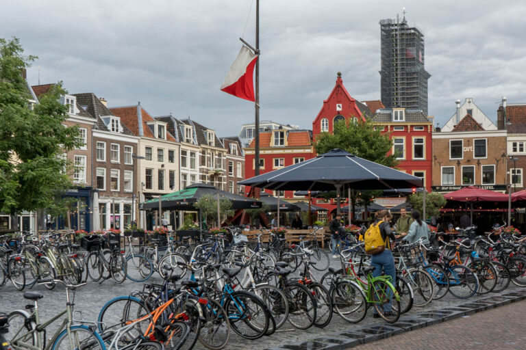 Fahrräder auf einem Platz in Utrecht