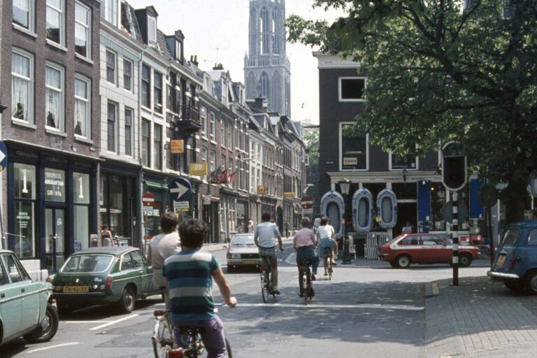 Radfahrer und Pkw im Stadtzentrum von Utrecht