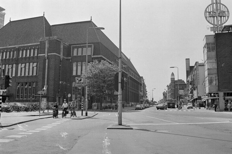 Platz und historisches Gebäude im Zentrum Utrechts