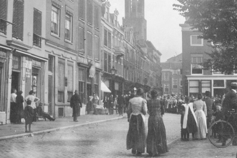 Menschen auf einem Platz in Utrecht, historische Aufnahme