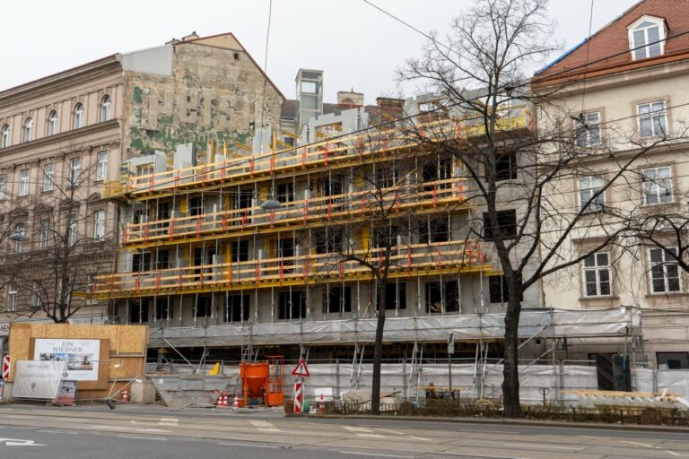 neues Gebäude wird errichtet, Rohbau, Gerüst