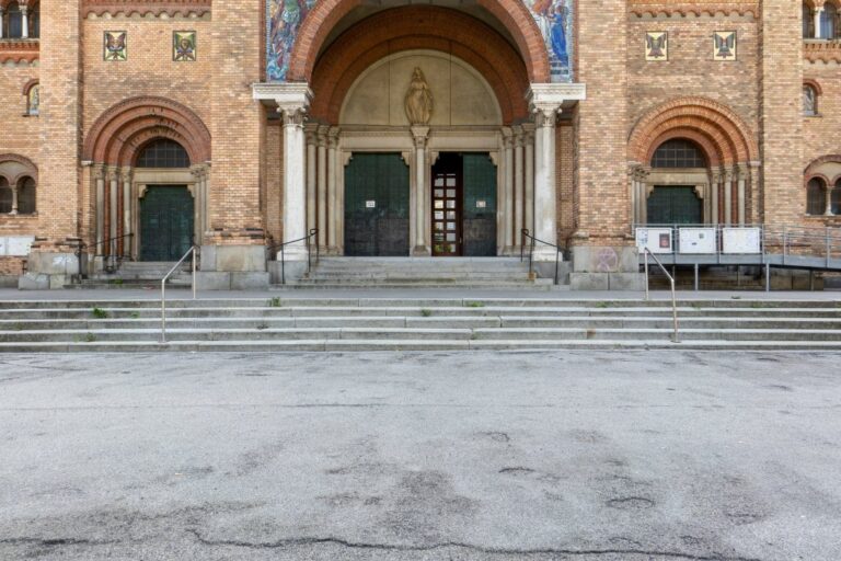 Fläche vor dem Portal einer Kirche in Wien-Favoriten