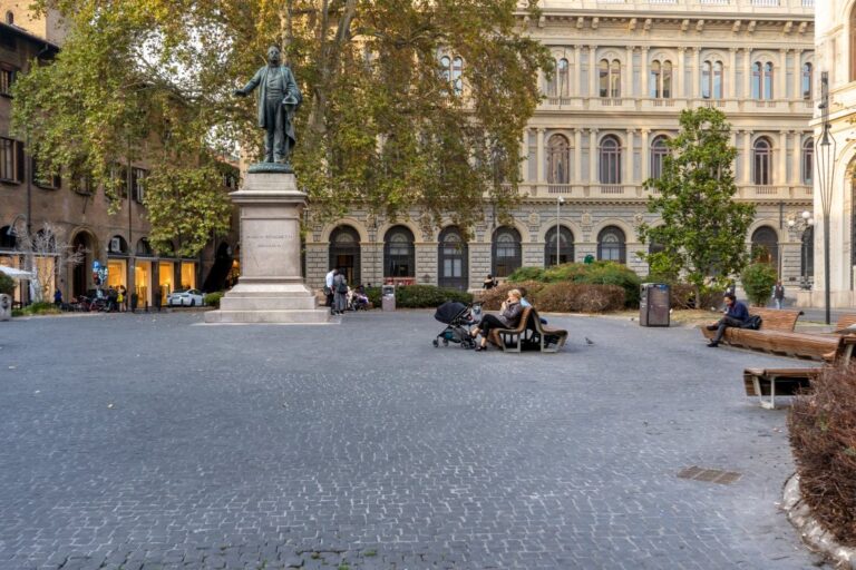 Platz in Bologna mit einer Statue in der Mitte