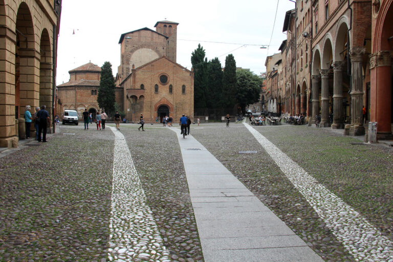 Platz und Kirche in Bologna
