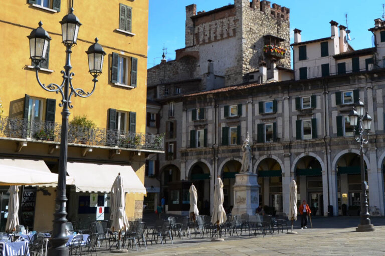 alter Platz in einer italienischen Stadt