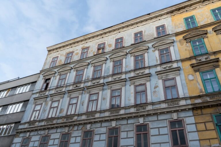 schadhafte Fassade eines Altbaus im Stil des Historismus in 1150 Wien