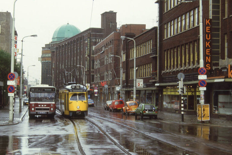 Straßenbahn, Bus, Autos, Gebäude, Straße
