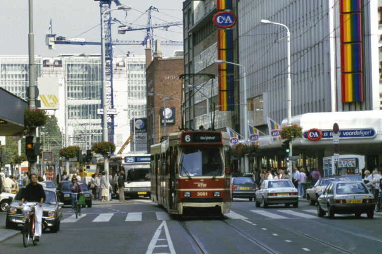 Straße in Den Haag, Straßenbahn, Autos, Fußgänger, Bus