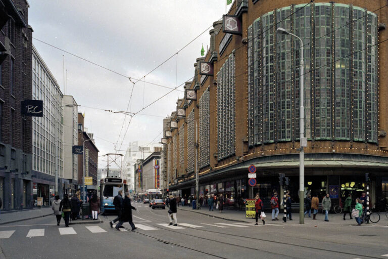 Straße in Den Haag, großes Kaufhaus im Baustil des Expressionismus