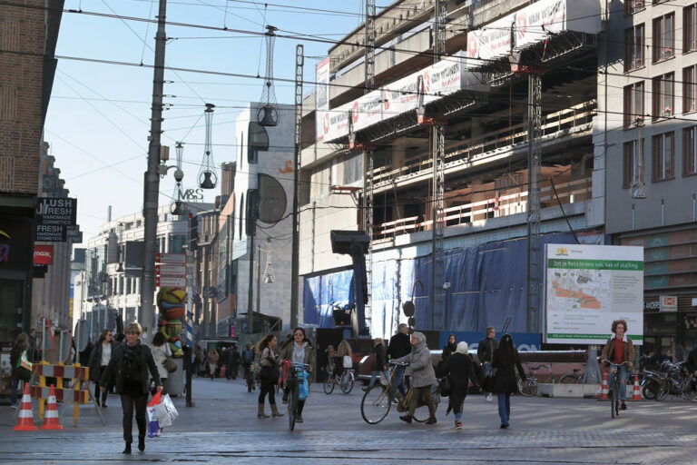 Gebäude in einer Einkaufsstraße wird errichtet, Baustelle
