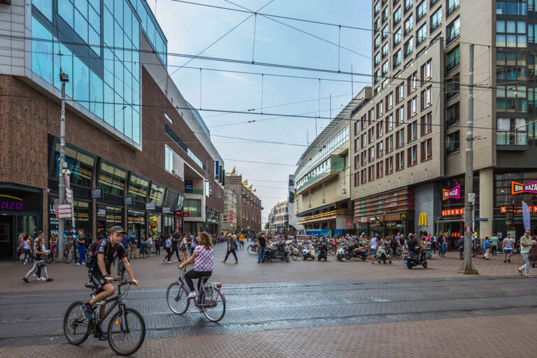 Fußgängerzone, Radfahrer, große Gebäude