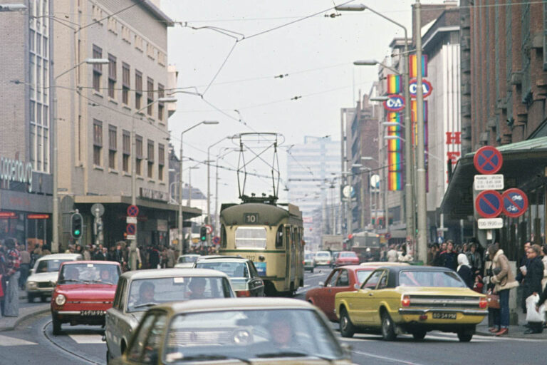 Autos und Straßenbahn in Den Haag