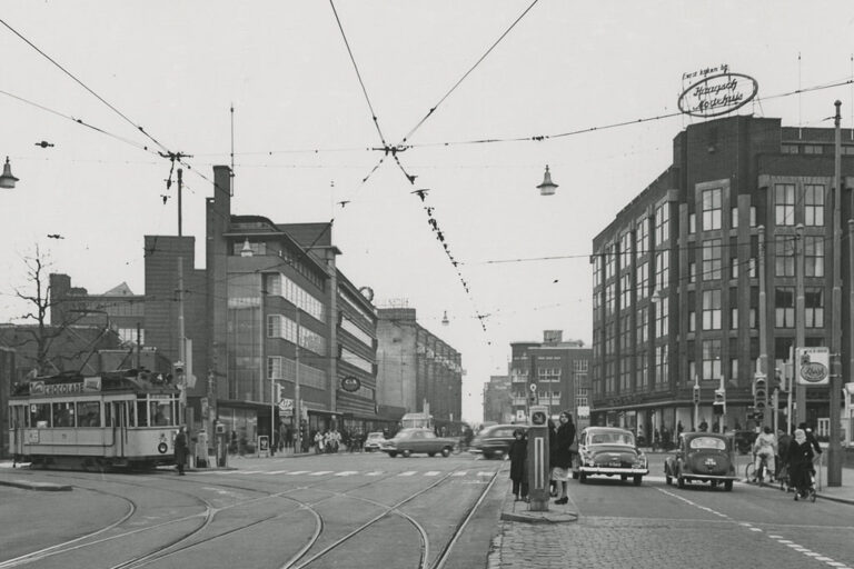 Leute warten auf die Straßenbahn